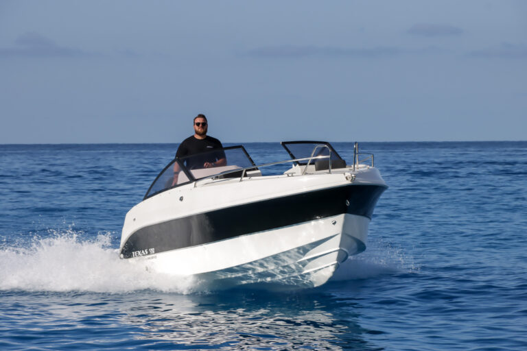 Σπορ ταχύπλοο σκάφος Texas 597 Bowrider με ανοιχτή πλώρη και δερμάτινο σαλόν