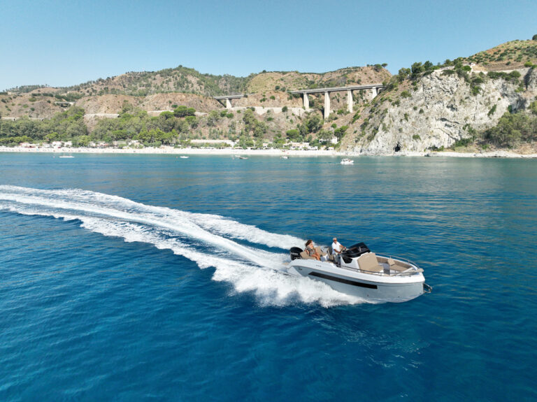Το Ranieri International 275 SL είναι ένα πολυτελές σκάφος αναψυχής (day cruiser/open boat) μήκους 8,20 μέτρων, σχεδιασμένο για να προσφέρει άνεση και σπορ επιδόσεις. Η ονομασία "SL" σημαίνει "Sport Luxury" και τονίζει τον δυναμικό του χαρακτήρα χωρίς συμβιβασμούς στις υψηλής ποιότητας λεπτομέρειες και τα φινιρίσματα