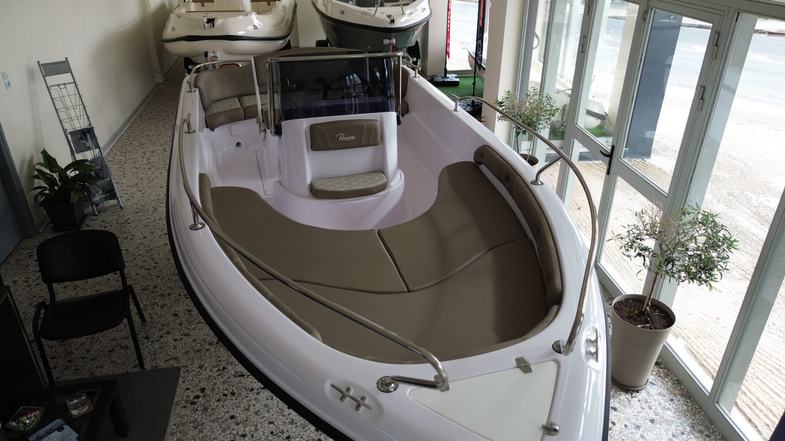 
								Ranieri Voyager 17 full									