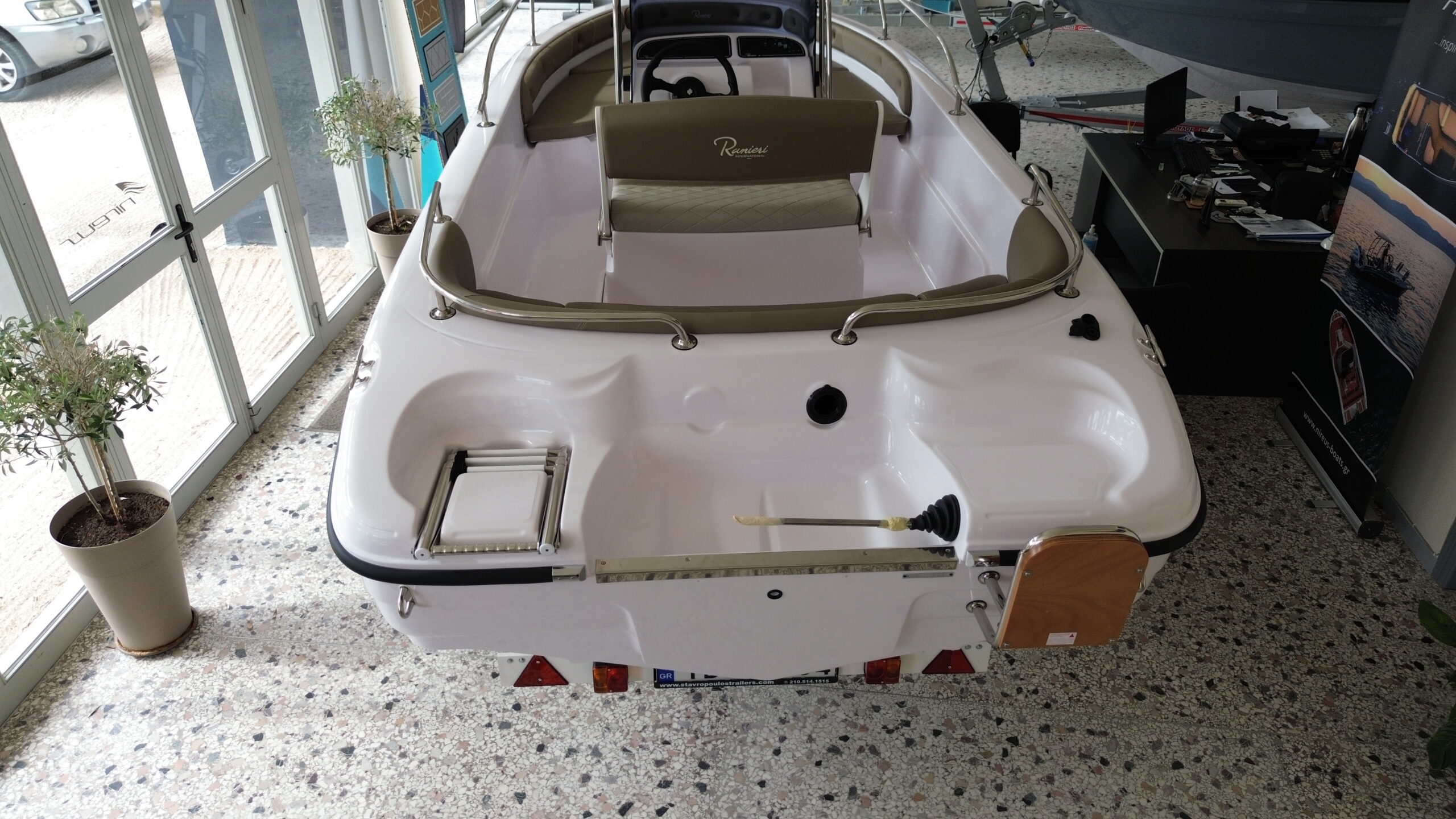 
								Ranieri Voyager 17 full									
