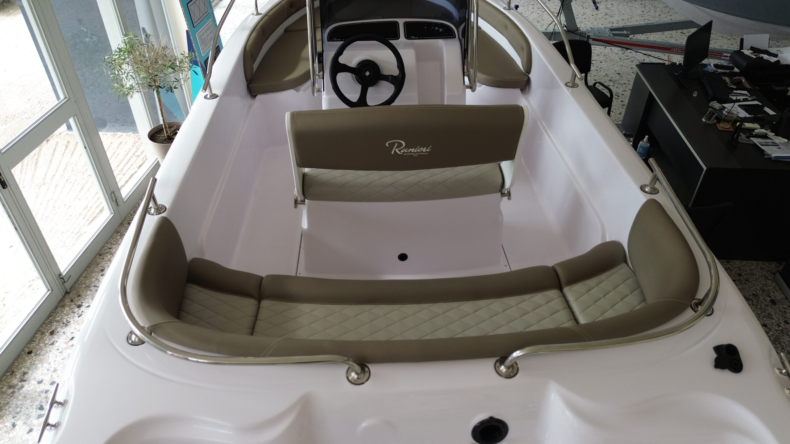 
								Ranieri Voyager 17 full									