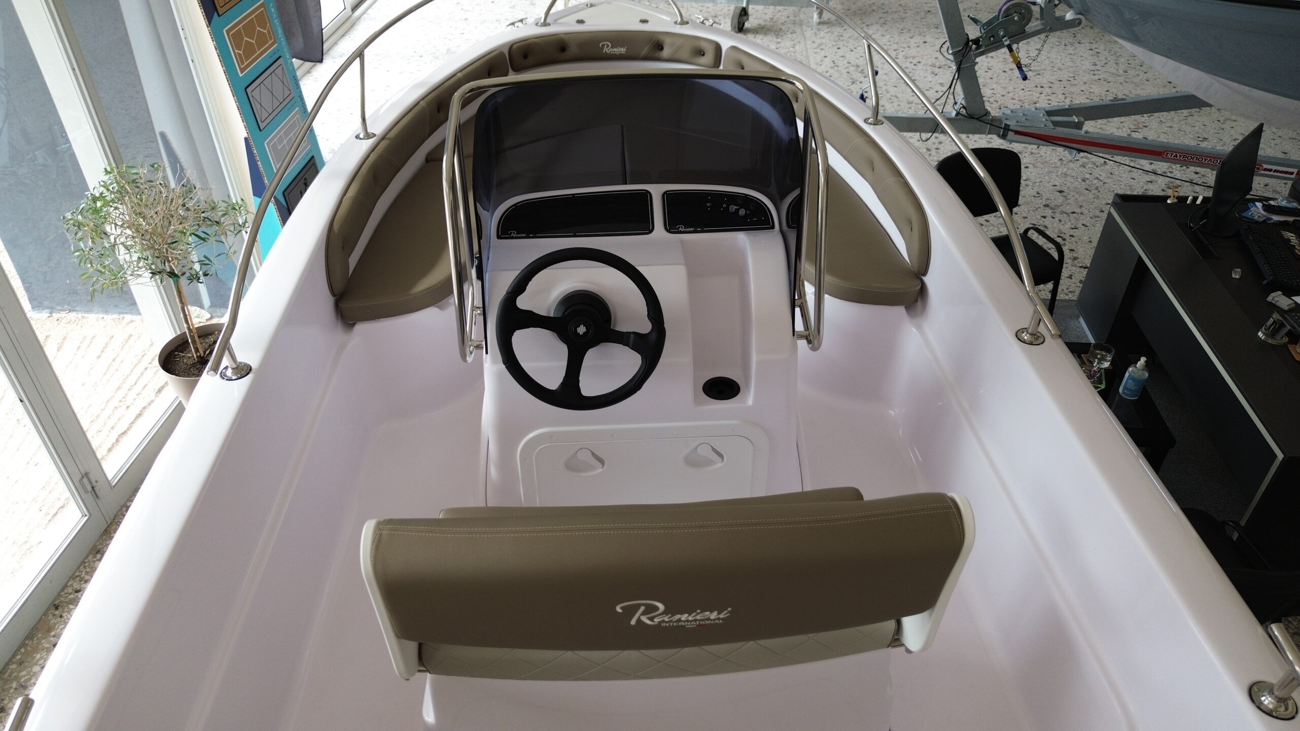 
								Ranieri Voyager 17 full									