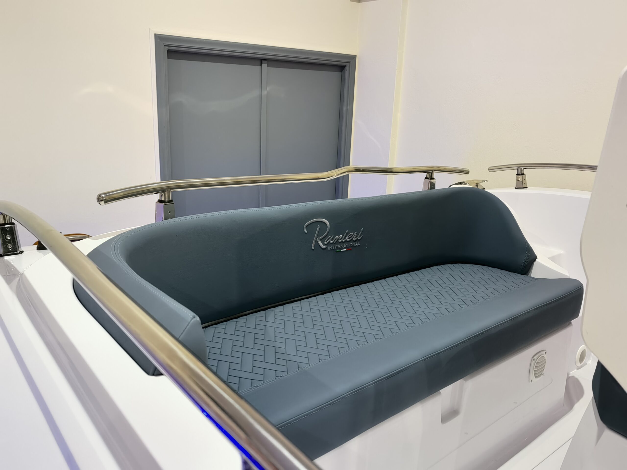 
								Ranieri Voyager 19s full									