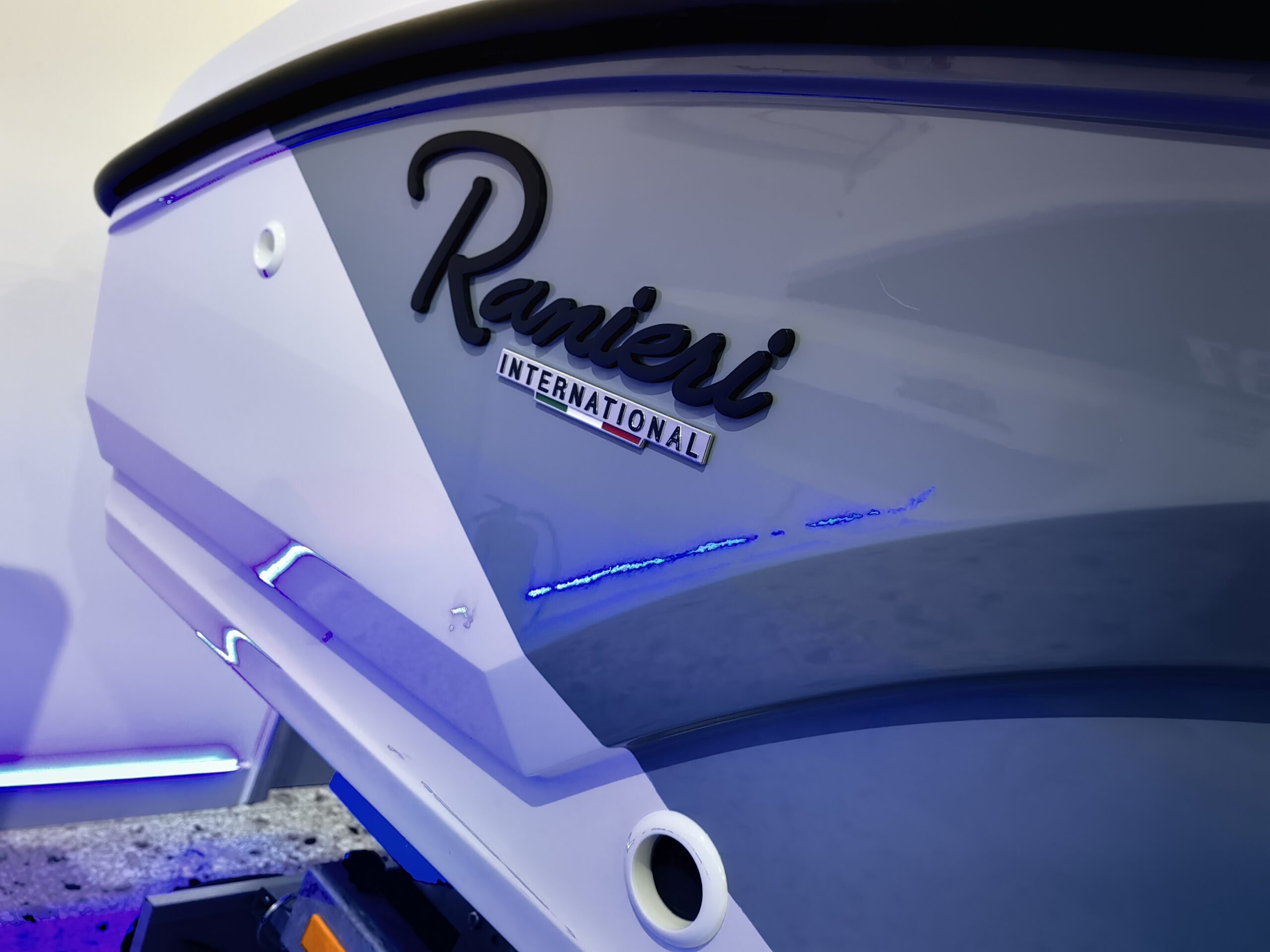 
								Ranieri Voyager 19s full									