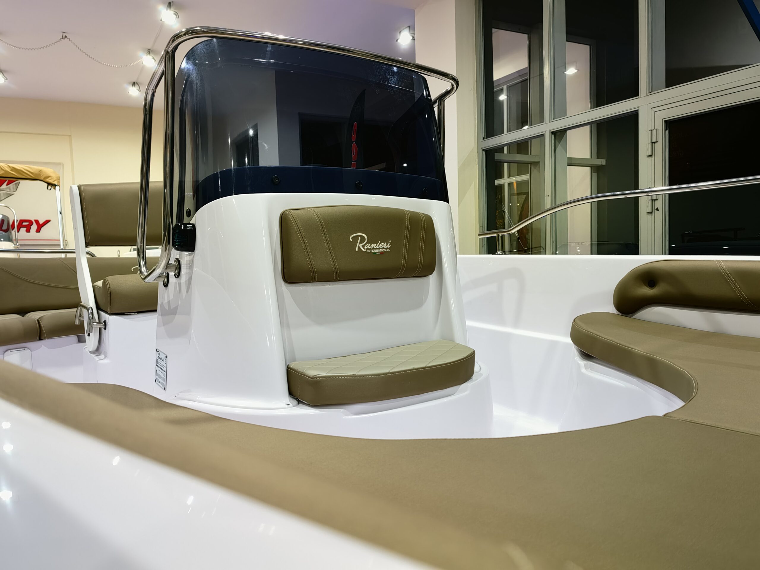
								Ranieri Voyager 17 full									