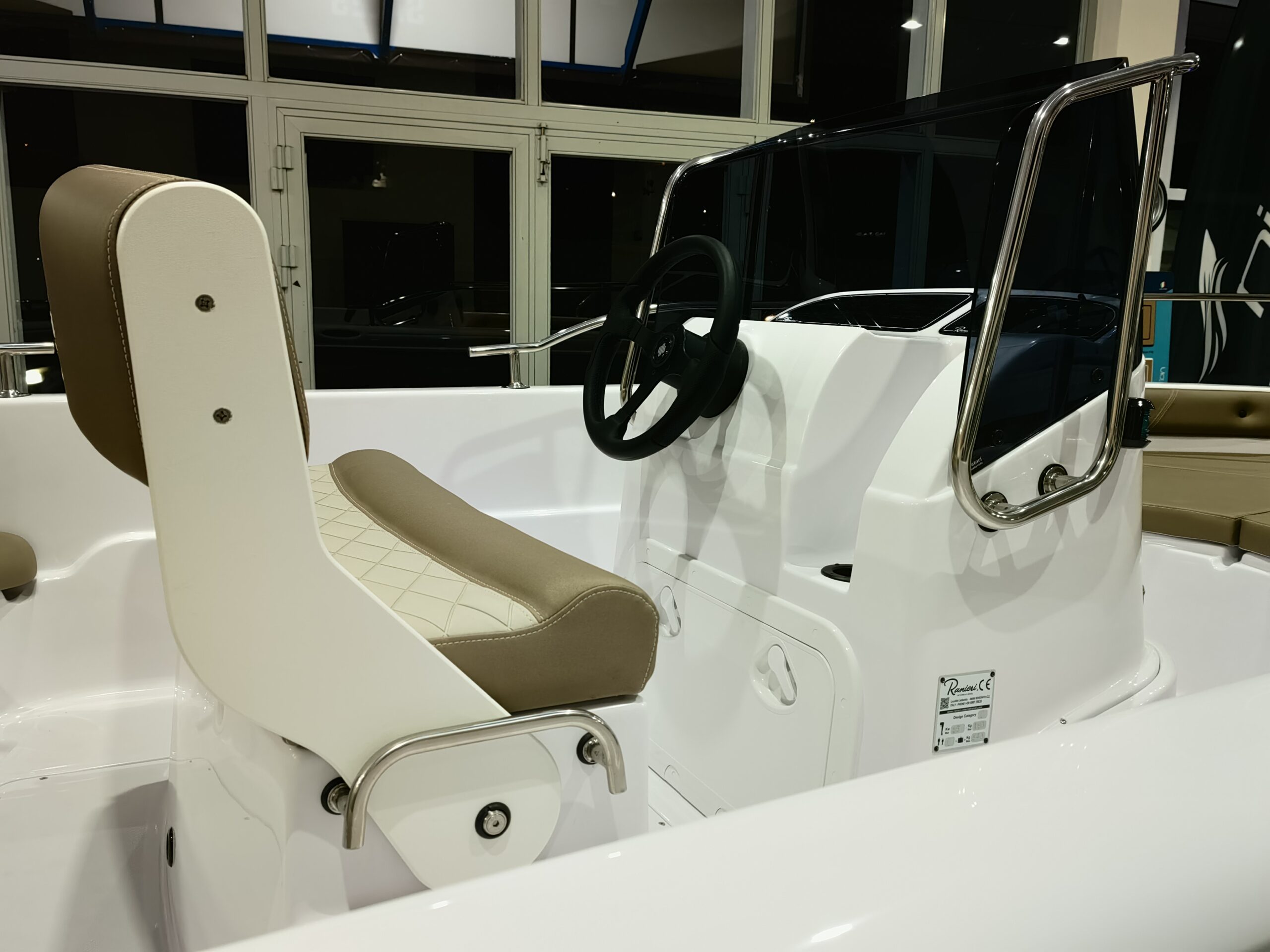 
								Ranieri Voyager 17 full									