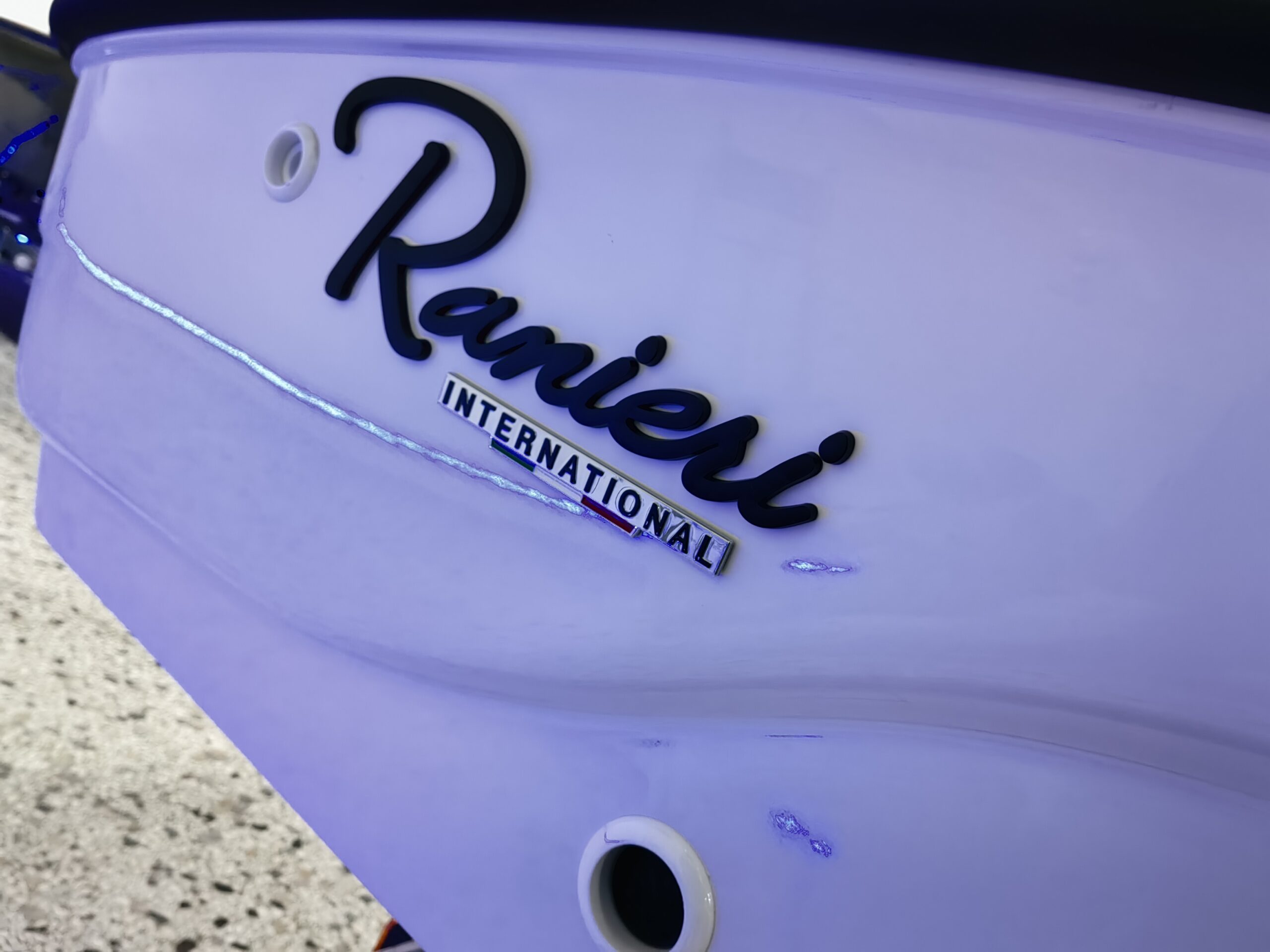 
								Ranieri Voyager 17 full									