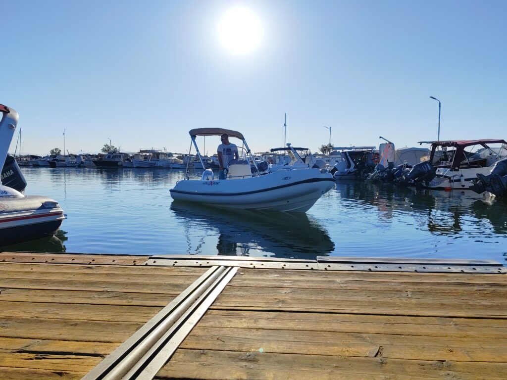 Πολυεστερικό σκάφος LolliXboat 475 της Kokkinos Sales για ψάρεμα και αναψυχή